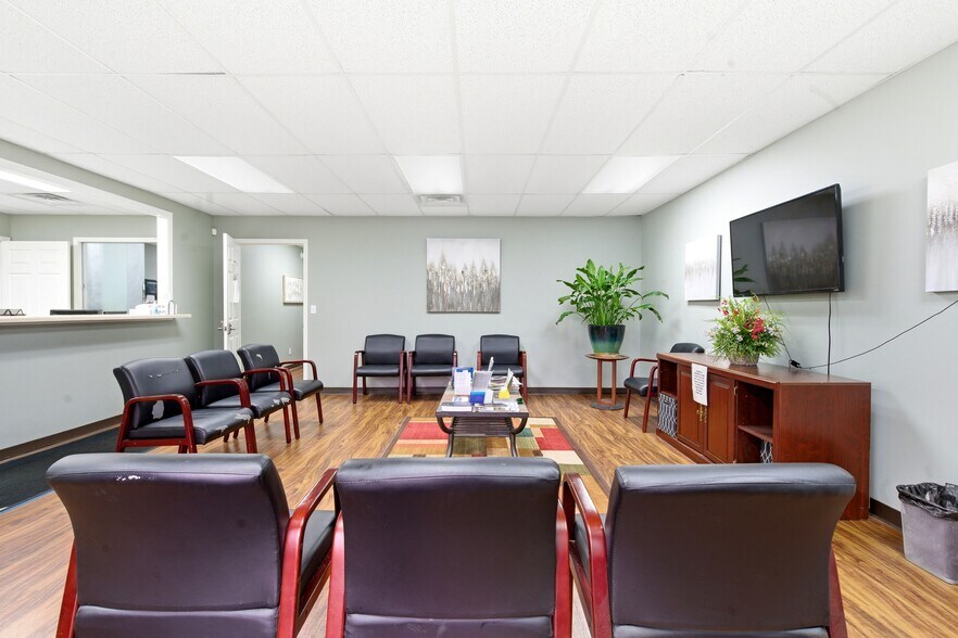 More Photos Of 622 W Market St, Bolivar Medical For Sale