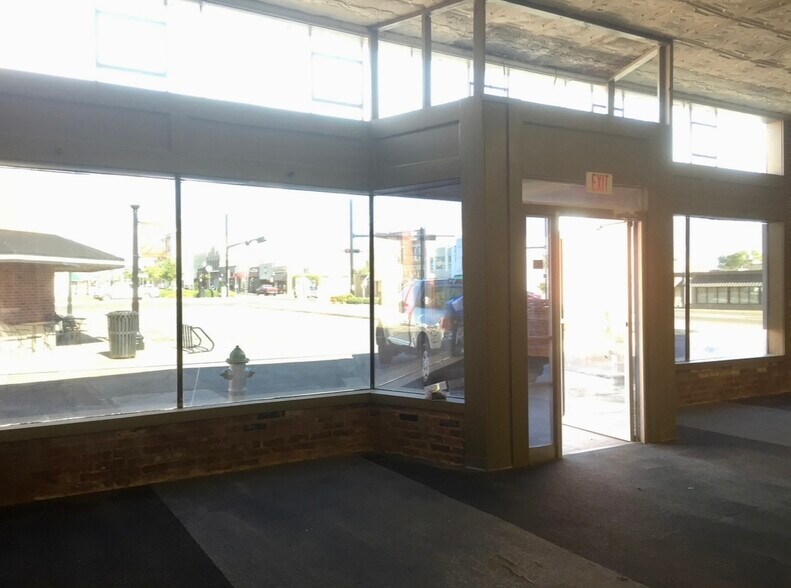 More Photos Of 103 N Jackson St, Henderson Storefront For Sale