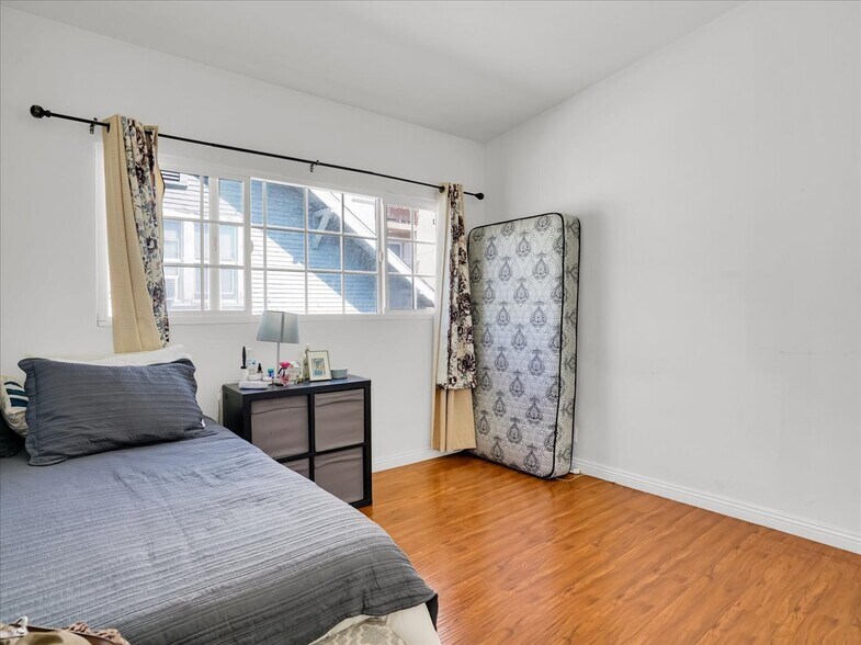 More Photos Of 1042 S Oxford Ave, Los Angeles Apartments For Sale