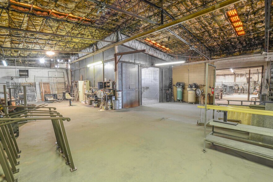 More Photos Of 1117 N Avenue T, Lubbock Warehouse For Sale