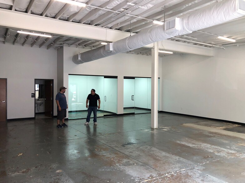 More Photos Of 3901 Main St, Dallas Showroom For Lease