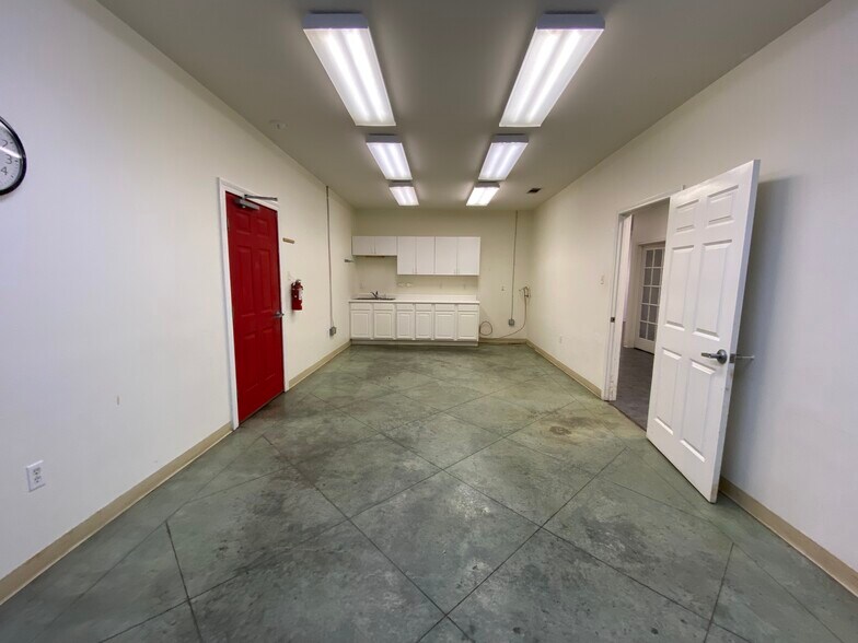 More Photos Of 241 Highway 1085, Madisonville Warehouse For Lease