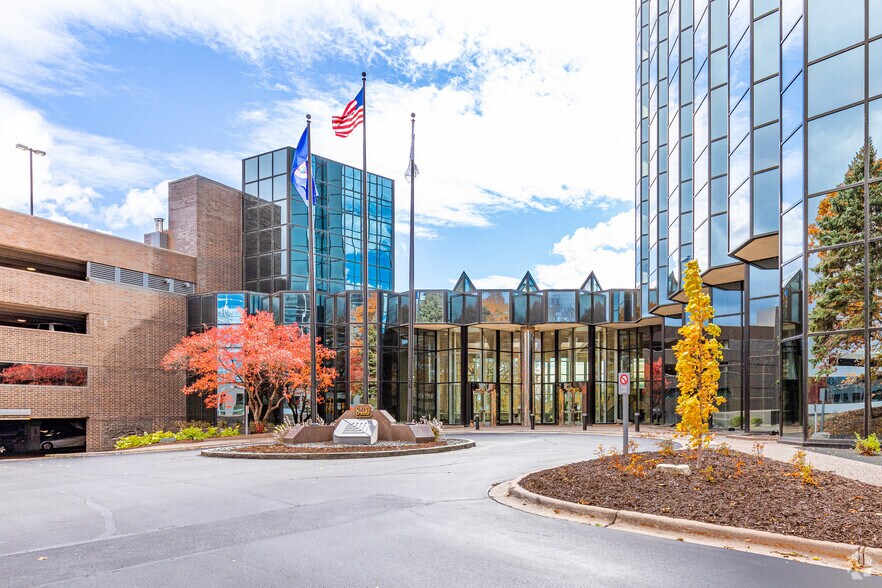 More Photos Of 8400 Normandale Lake Blvd, Bloomington Coworking Space