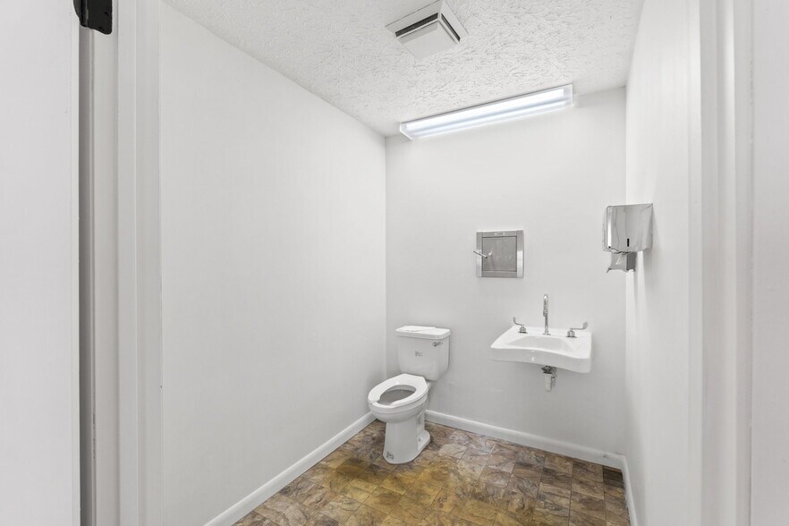 More Photos Of 215 W 6th St, Panama City Medical For Lease