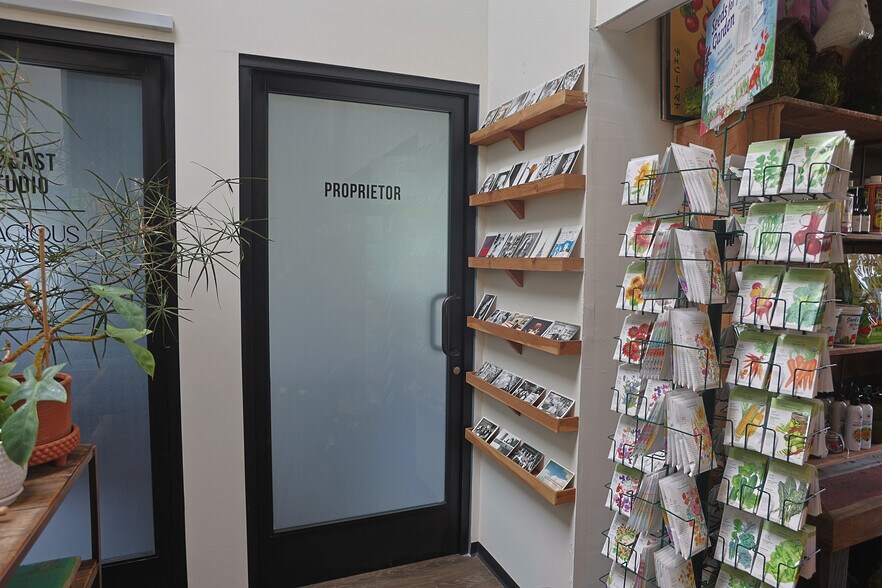 More Photos Of 10 Plaza Sq, Orange Storefront Retail Office For Lease