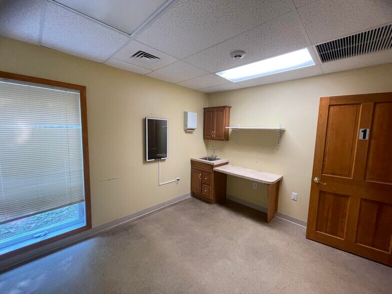 More Photos Of 52-56 Stiles Rd, Salem Medical For Lease