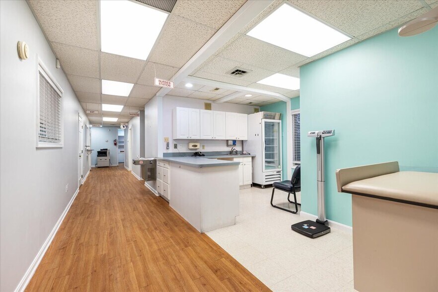 More Photos Of 10623 Crestwood Dr, Manassas Office For Sale