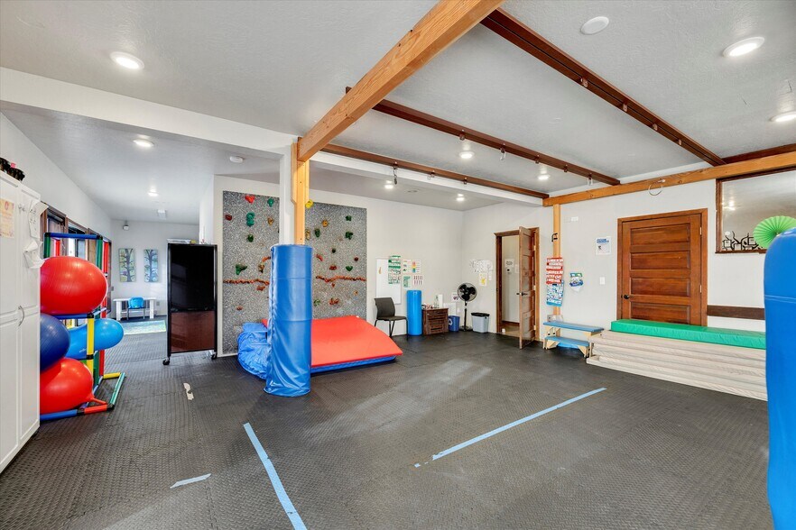 More Photos Of 113 N Elm St, Canby Restaurant For Sale