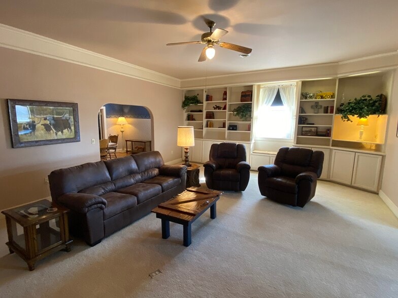 More Photos Of 102 N Fowler St, Meade Office For Sale