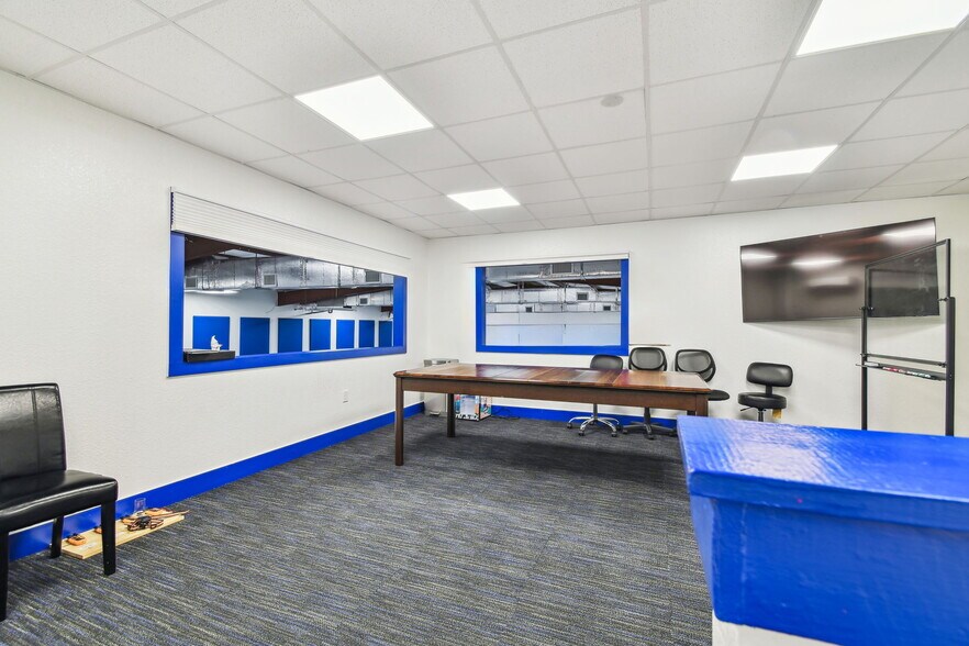 More Photos Of 14915 N Nebraska Ave, Tampa Showroom For Sale