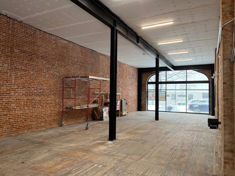 More Photos Of 49 S Madison Ave, Sturgeon Bay Storefront Retail Office For Lease