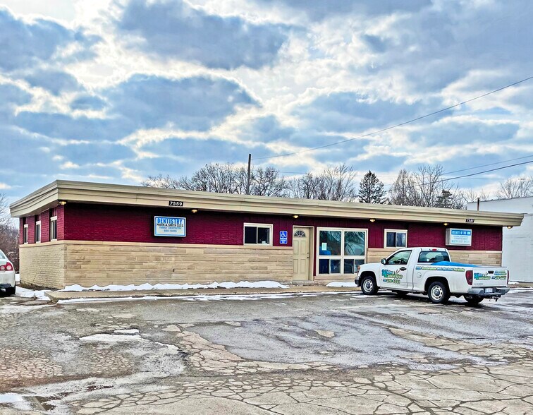 More Photos Of 7559-7561 Highland Rd, Waterford Medical For Lease