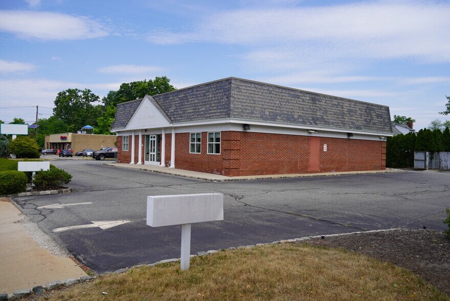 More Photos Of 995 Bloomfield Ave, West Caldwell Bank For Lease