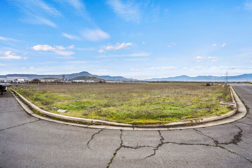 More Photos Of 4702 Industry Dr, Central Point Land For Sale