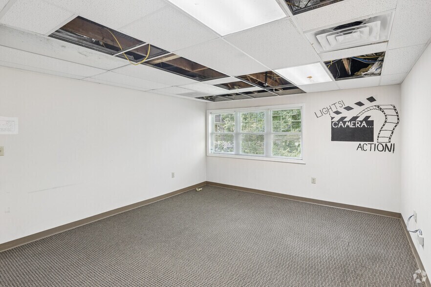 More Photos Of 190 N Evergreen Ave, Woodbury Office For Sale