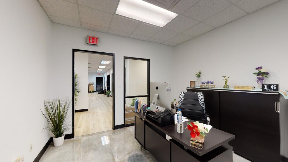 More Photos Of 3827 Promontory Point Dr, Austin Showroom For Sale