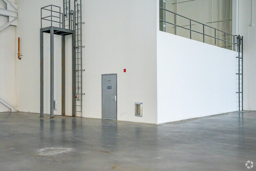 More Photos Of 936 Harrison Ave, Kearny Distribution For Lease