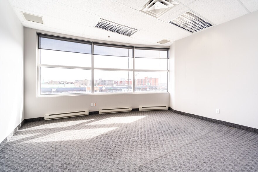 More Photos Of 3131 Boul Saint-Martin O, Laval Office For Lease