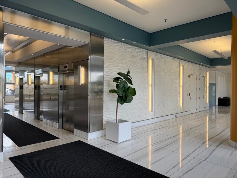 More Photos Of 100 E Big Beaver Rd, Troy Office For Lease