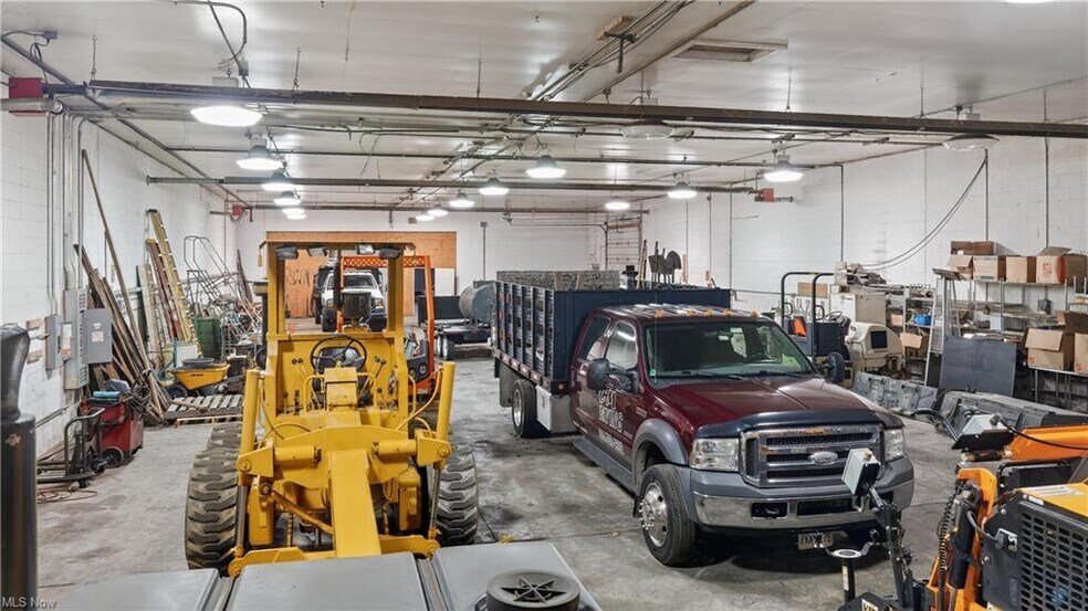 More Photos Of 3060 Gale Ave, Hubbard Warehouse For Sale