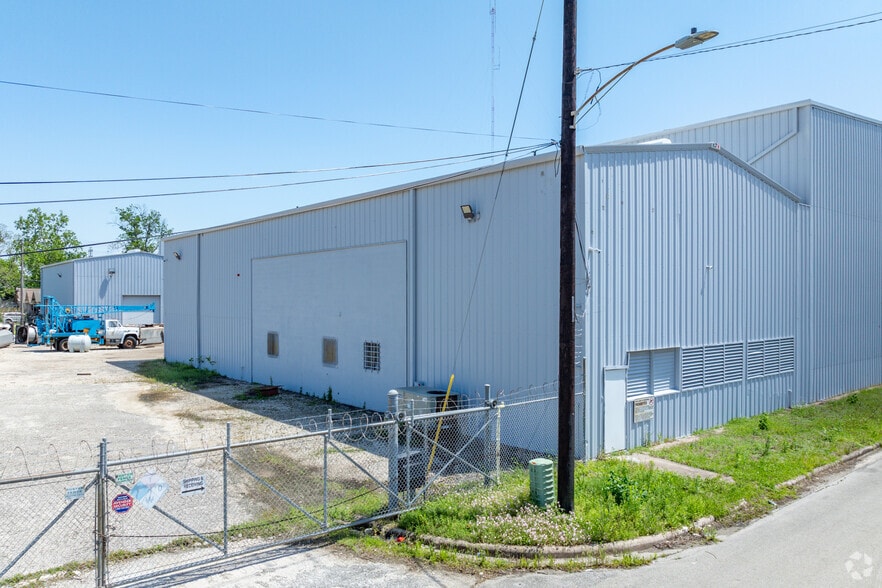 More Photos Of 1301 Hays St, Houston Warehouse For Lease