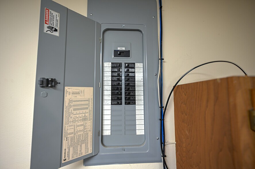 More Photos Of 802 W 8th St, Coffeyville Office For Sale