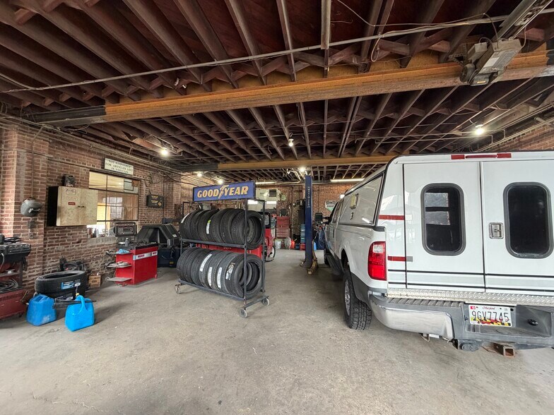 More Photos Of 10615 Crain hwy, Faulkner Auto Repair For Sale