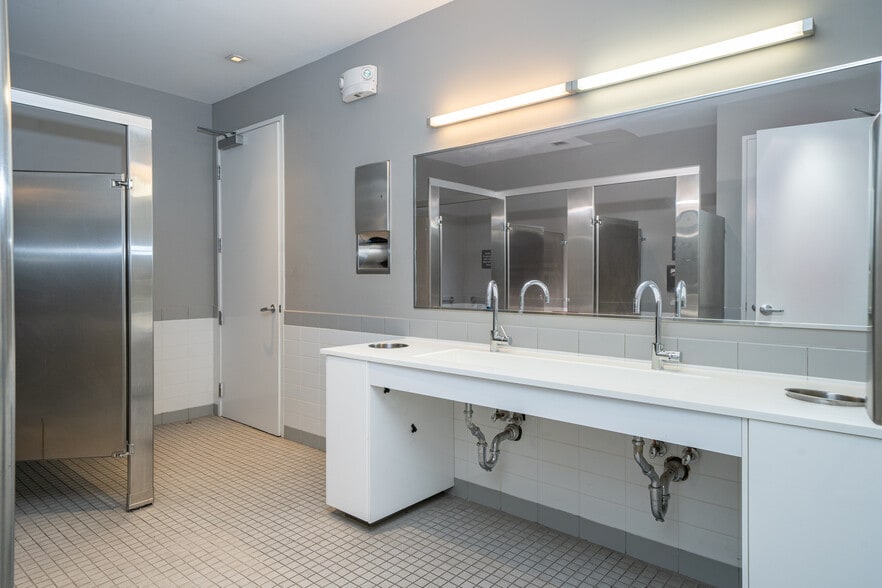 More Photos Of 140 W 22nd St, New York Apartments For Sale