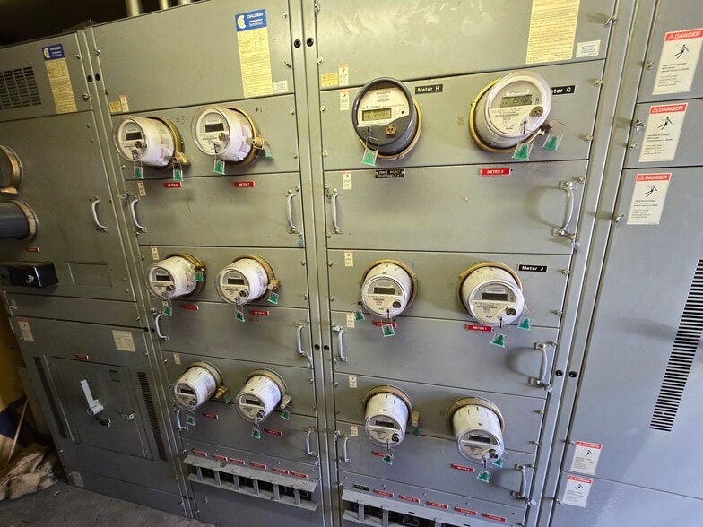 More Photos Of 2886-2888 E Walnut St, Pasadena Service For Sale