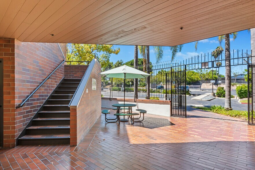 More Photos Of 2067 W Vista Way, Vista Medical For Lease