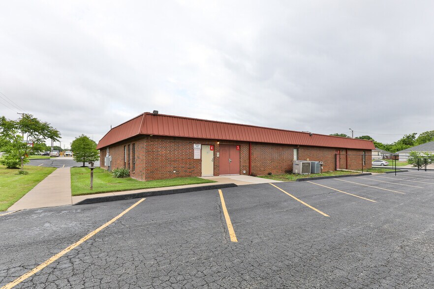 More Photos Of 500 W Daniels St, Ozark Office For Sale