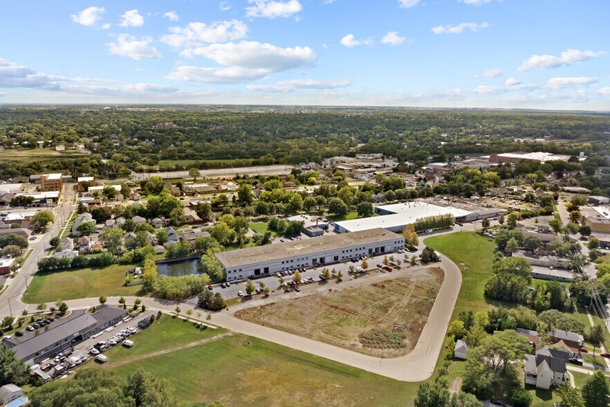 More Photos Of 340 Marshall Ave, Aurora Warehouse For Sale