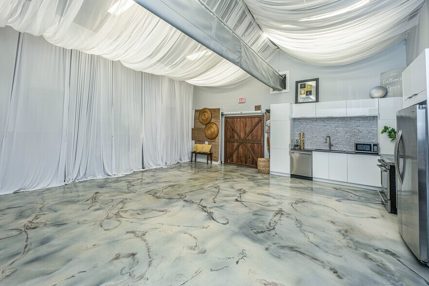 More Photos Of 622 Old Trolley Rd, Summerville Storefront For Sale