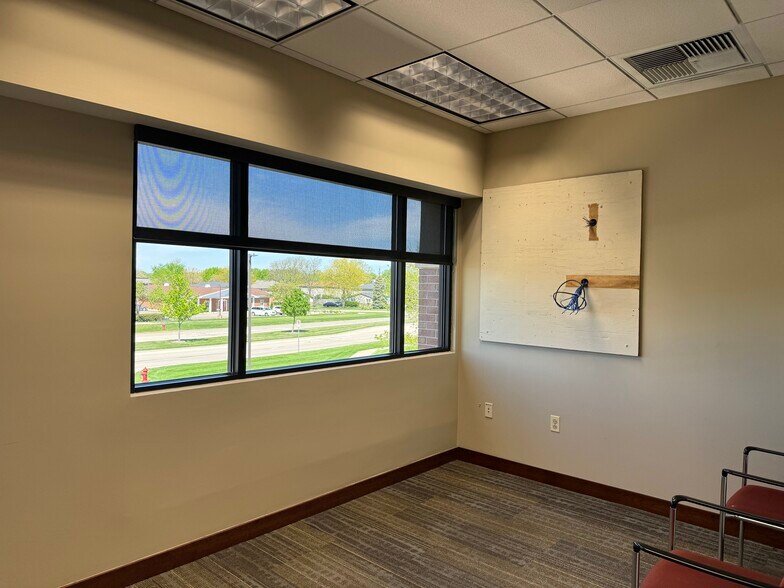 More Photos Of 109 Veterans Pky, Yorkville Office For Lease