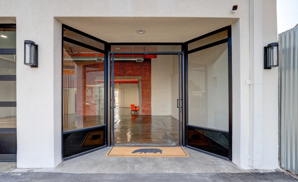More Photos Of 2616 W Jefferson Blvd, Los Angeles Showroom For Sale