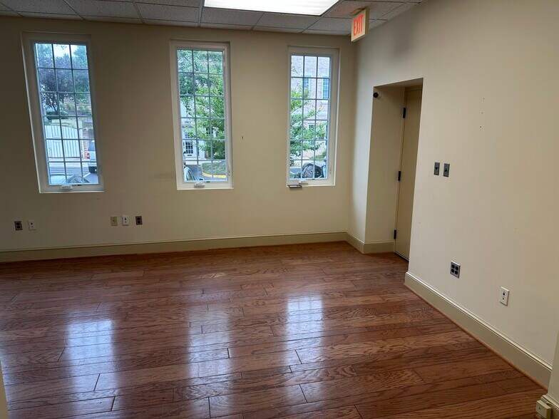 More Photos Of 3923 Blenheim Blvd, Fairfax Medical For Sale
