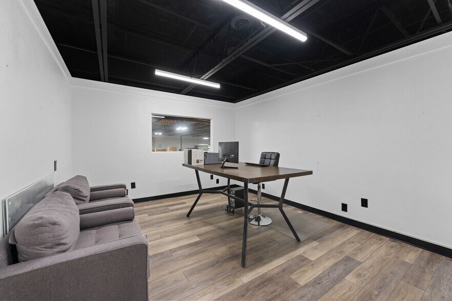 More Photos Of 7490 N 30th Ave, Saint Petersburg Showroom For Sale