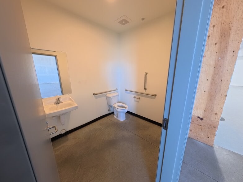 More Photos Of 2561 NE 4th St, Bend Warehouse For Lease