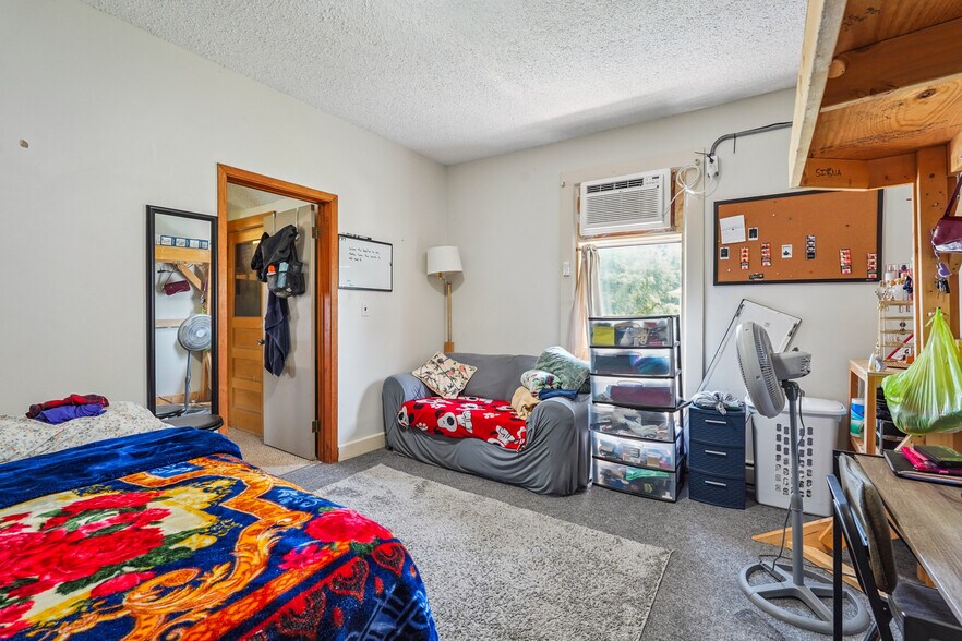 More Photos Of 920 High St, Grinnell Apartments For Sale