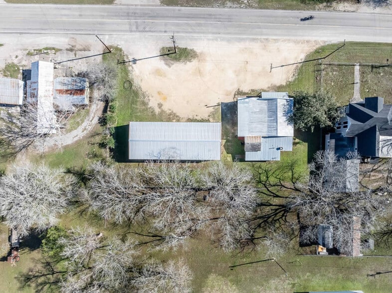 More Photos Of 713 N Riedel St, Yorktown Office For Sale