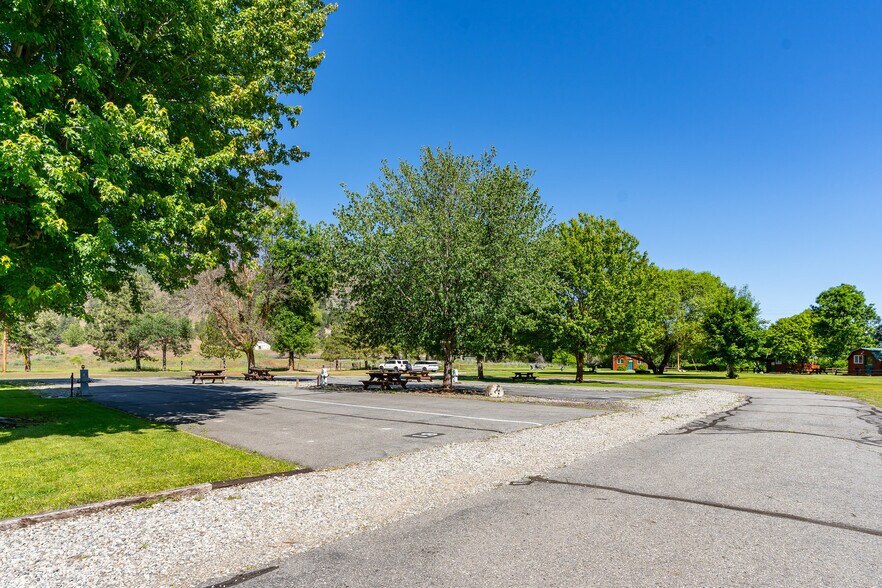 More Photos Of 8 W Curlew Lake Rd, Republic Self Storage For Sale