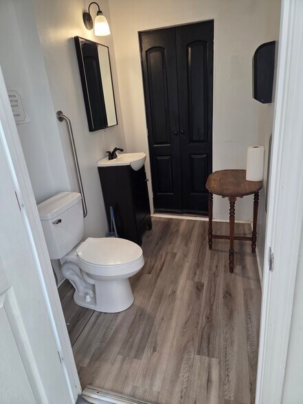 More Photos Of 35 S Main St, Winchester Office Residential For Lease