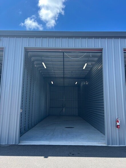 More Photos Of 2750 N Tamiami Trl, North Fort Myers Light Manufacturing For Lease