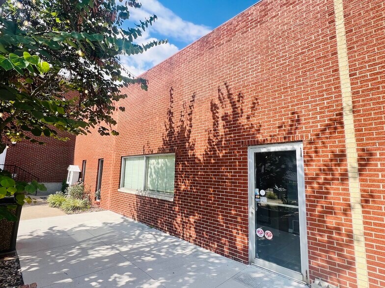 Primary Photo Of 414 Public Sq, Columbia Office For Sale