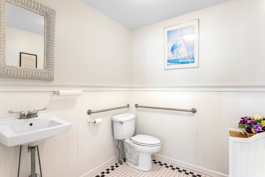 More Photos Of 25 West Neck Rd, Shelter Island Freestanding For Sale
