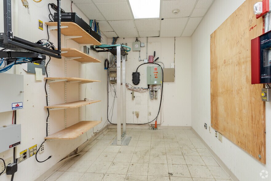 More Photos Of 4800 Corporation Dr, Fayetteville Distribution For Lease