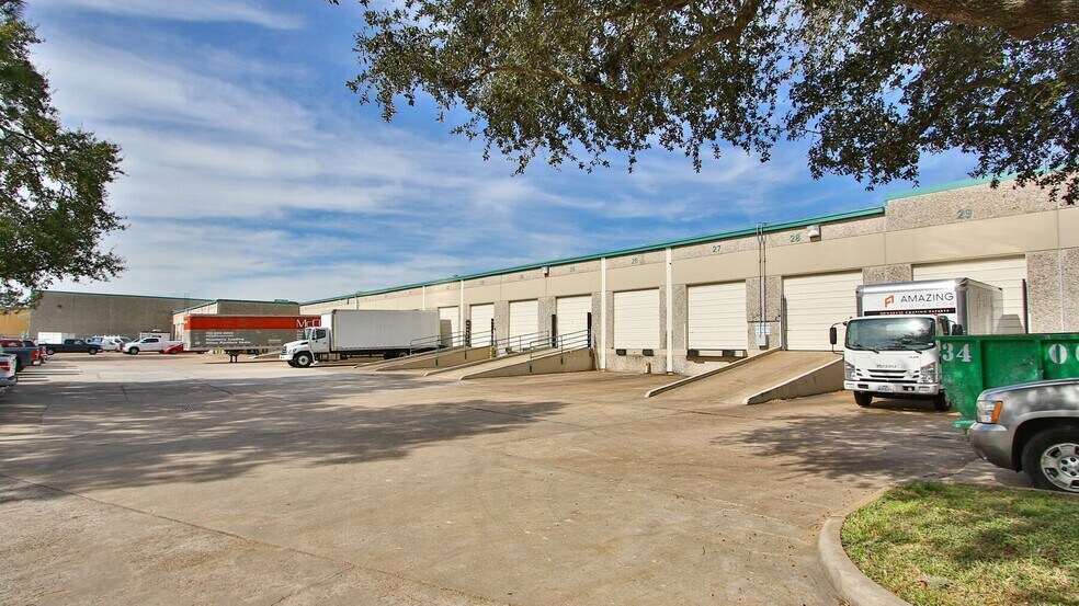 More Photos Of 489 W 38th St, Houston Unknown For Lease