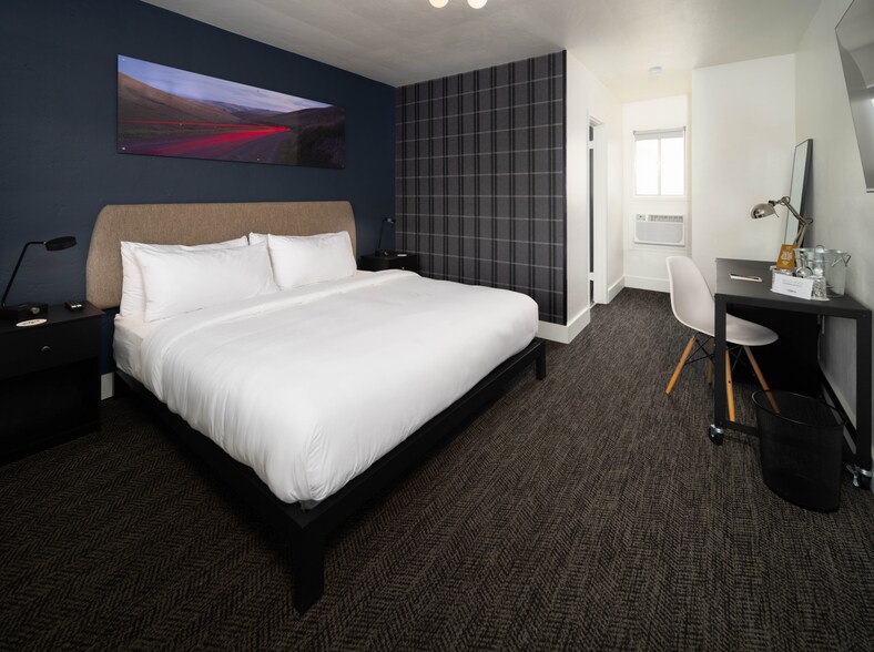 More Photos Of 310 SE Dorion, Pendleton Hotel For Sale