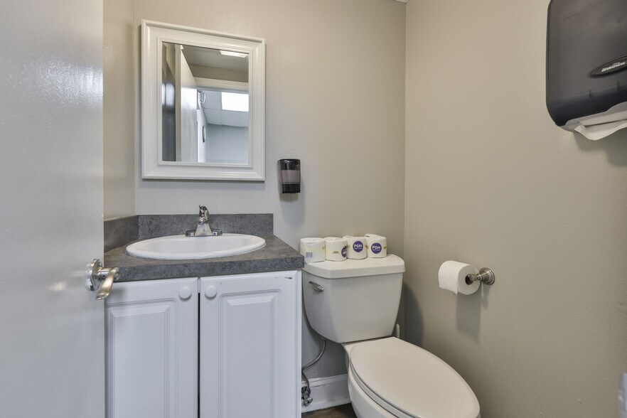 More Photos Of 307 S Parsons Ave, Brandon Storefront For Lease