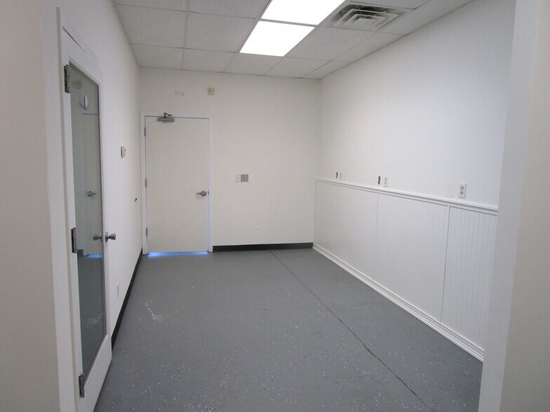 More Photos Of 1008-1016 W Mary St, Garden City General Retail For Lease
